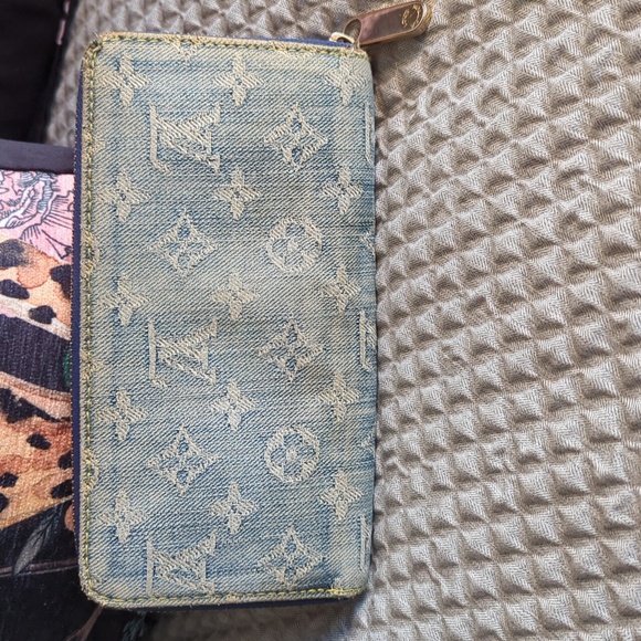 ✨ Louis Vuitton Monogram Denim Zippy - Picture 5 of 16